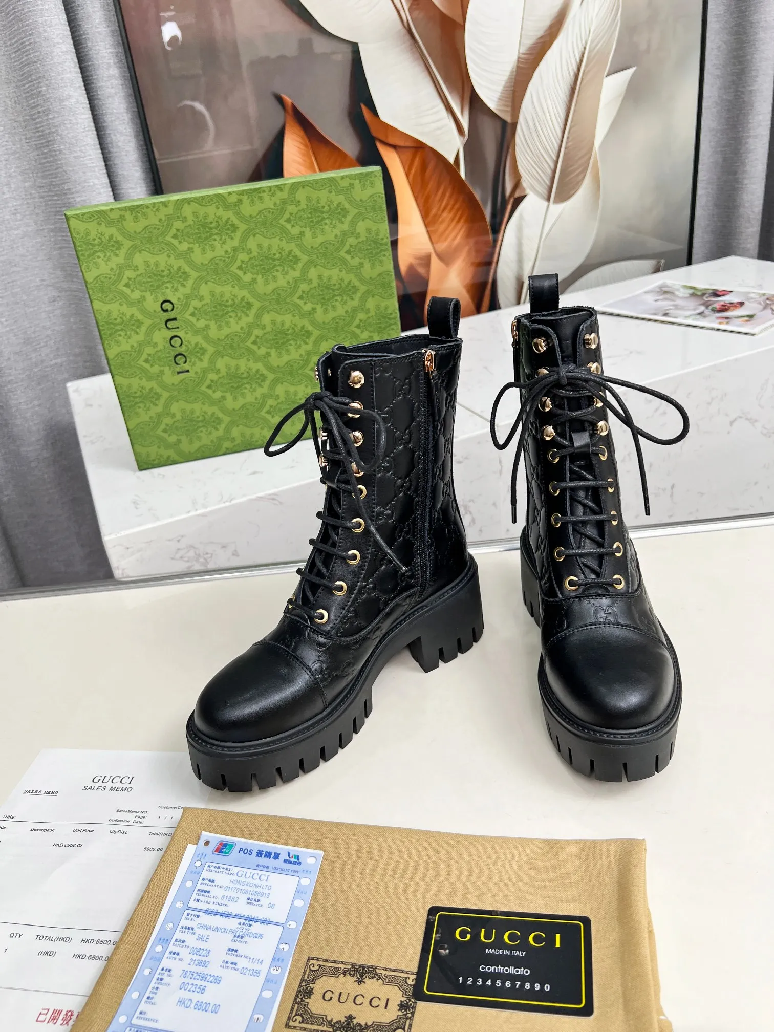 👟👟Ex-factory price 600👟👟 2025Gucci Gucci lace-up ankle boots. These lace-up ankle boots are made of Peugeot GG lace-up ankle boots. These lace-up ankle boots are carefully made of iconic GG cow leather, highlighting the brand's timeless and elegant aesthetic style. Featuring a bold silhouette, these ankle boots feature a rubber lug sole that provides secure support while giving the entire silhouette a modern, sophisticated feel. Lining: cowhide Heel height: 6 cm Size: 35-42#